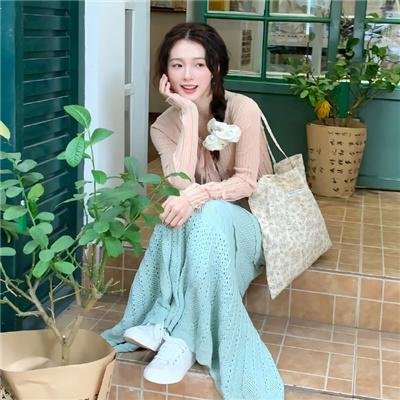 使用下方 20 个影片名，按顺序一一对应，不要改动片名文字，只根据片名和括号内类型提示来虚构全新的故事内容： 维拉的一生 天上掉下来的礼物 三个信长 核战前夕 72小时前哨救援 女人是恶魔 少年泰坦出击第八季 黄金播音员 一路不回头 失落帝国之七星诡镜 十分花少 神圣寂静 虚情假意 北西北 乌龙院 万星拱照百老汇 情迷格蕾丝 偷偷爱你 怪兽8号第二季 疗养